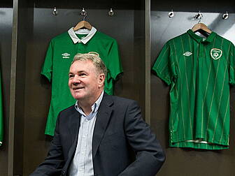 Ray Houghton feels the pressur...